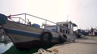 夕阳码头小港船舶渔船停靠视频的预览图